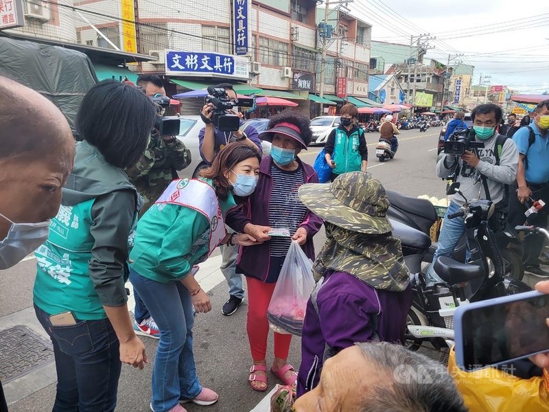 民進黨籍台中第2選區立委補選參選人林靜儀(綠衣左2)30日前往大肚市場拜票,有民眾見到她現身,也上前握手加油打氣。(林靜儀競選總部提供)中央社記者蘇木春傳真 110年11月30日