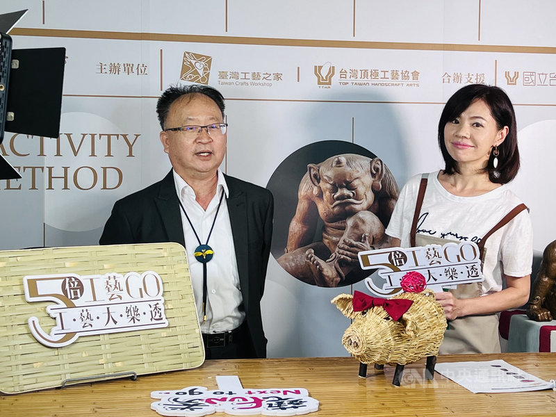 為鼓勵民眾用五倍券、藝FUN券到工藝店家消費,工藝界推出持券消費抽獎,首波35件工藝精品30日在國立台灣工藝研究發展中心抽出,工藝中心副主任江瑞燐(左)等人出席。(工藝中心提供)中央社記者蕭博陽南投傳真 110年11月30日