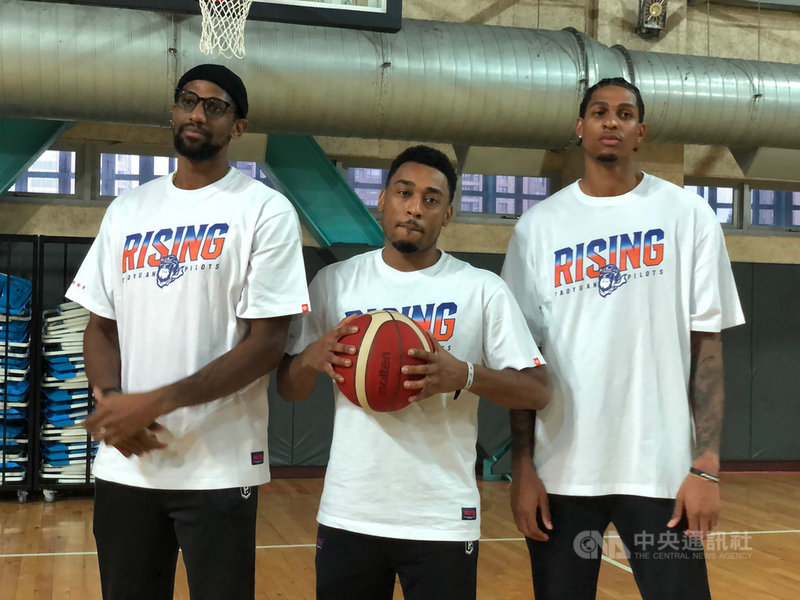 P. LEAGUE+桃園領航猿與超級籃球聯賽(SBL)桃園璞園建築30日舉辦開季交流賽,其中領航猿洋將吉倫(John Gillon)(中)和曾效力美國職籃NBA華盛頓巫師隊前鋒羅賓森(Devin Robinson)(右)首度現身。中央社記者黃巧雯攝 110年11月30日