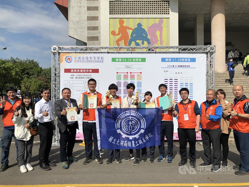 苗栗縣國立大湖農工30日表示,學生參加110學年度全國高級中等學校學生技藝競賽共囊括9獎項,其中在「室內空間設計」職種,更是連續第10年獲金手獎,締造校史紀錄。(大湖農工提供)中央社記者管瑞平傳真 110年11月30日
