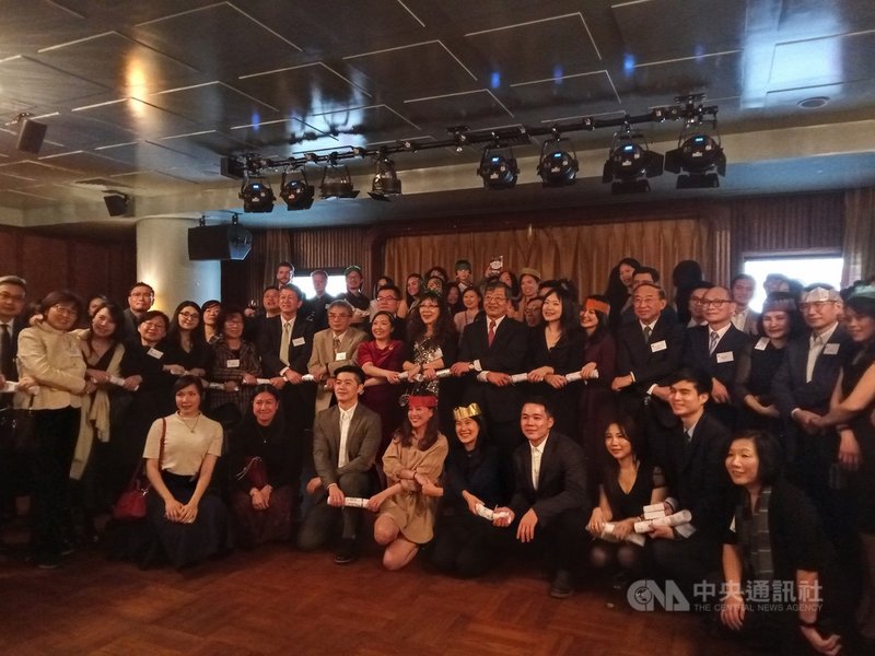 英國台灣商會新任會長李欣恬9月上任後,於11月19日舉辦上任以來首場較大型活動:共計約120人出席的年度耶誕餐會,駐英代表謝武樵(中間繫紅領帶者)出席致詞。中央社 110年11月30日
