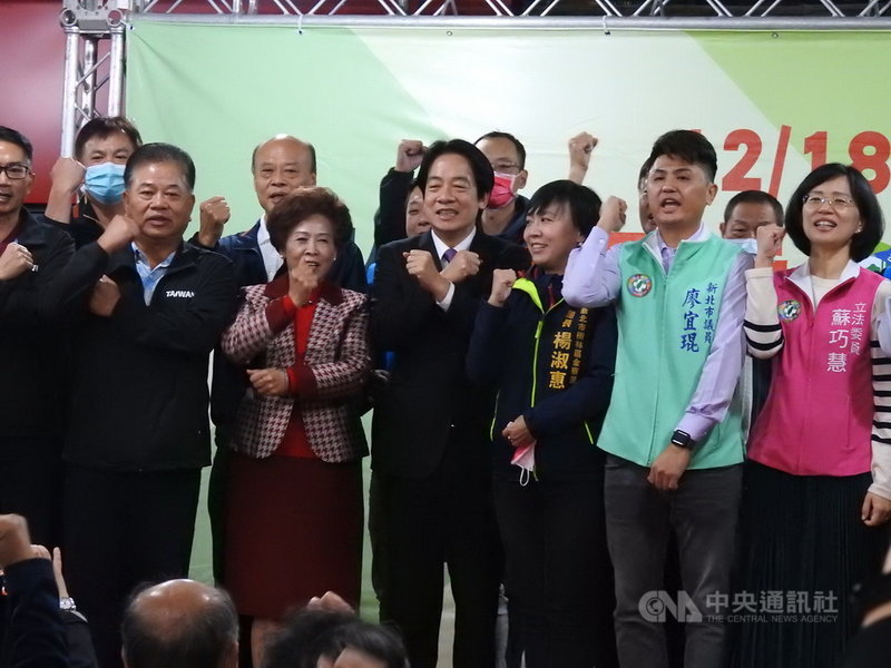 副總統賴清德(前右4)30日晚間到新北市公投宣講,儘管天空偶爾下雨,民眾仍熱情參與。中央社記者王鴻國攝 110年11月30日