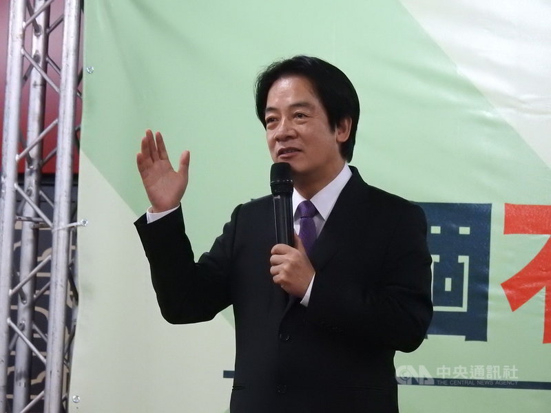 副總統賴清德30日晚間到新北市公投宣講表示,政府會做好保護藻礁工作,若三接遷台北港而拉管線,必然引發民眾抗爭或破壞更多生態,「坦白說,這是不可能的」。中央社記者王鴻國攝 110年11月30日