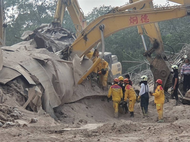 高雄東南水泥廠30日上午進行拆除時因拆除物不穩，導致翁姓工人和怪手連人帶機具遭倒塌噴霧塔掩埋，送醫不治。（高市楠梓警分局提供）中央社記者洪學廣傳真 110年11月30日