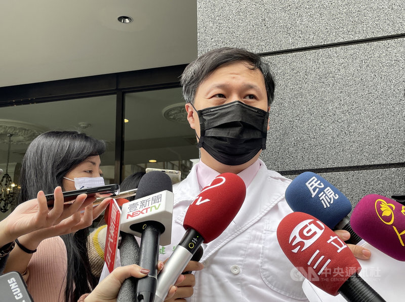 台大醫院急診醫學部主治醫師李建璋(右)30日受訪指出,即便國內COVID-19疫情平緩,面對Omicron變種病毒還是要提高警覺,打疫苗、戴口罩與快篩試劑是個人防疫三寶。中央社記者江慧珺攝 110年11月30日