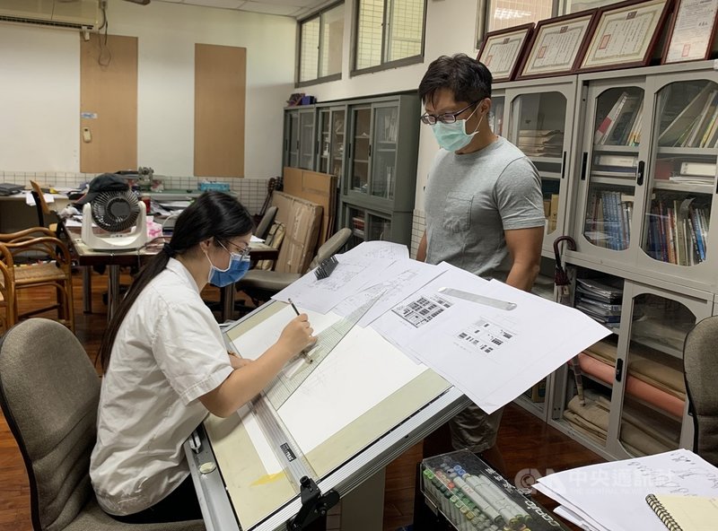 就讀花蓮高工建築科三年級的周芷帆(左),來自台東縣成功鎮,父母開設營造公司,她展現空間透視感天賦,在指導老師林志鴻(右)栽培下,獲得工科技藝競賽建築製圖職類金手獎第1名。(國立花蓮高工提供)中央社記者張祈傳真 110年11月30日
