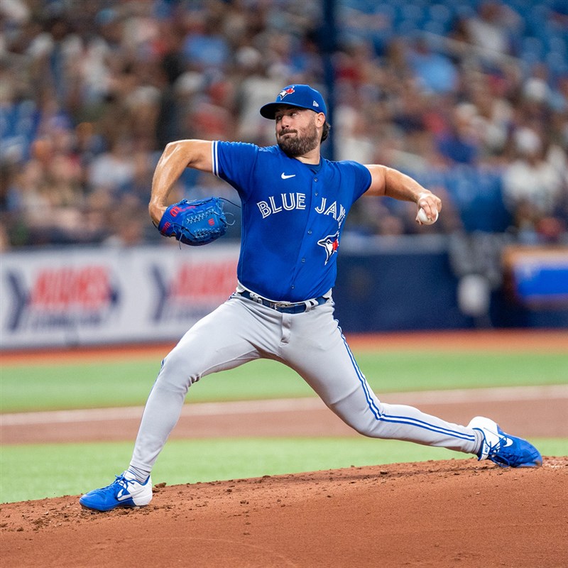 多家媒體29日報導,今年拿下MLB美國聯盟賽揚獎的前多倫多藍鳥左投芮伊同意以5年約新台幣32.24億元的合約加盟西雅圖水手。(圖取自twitter.com/BlueJays)