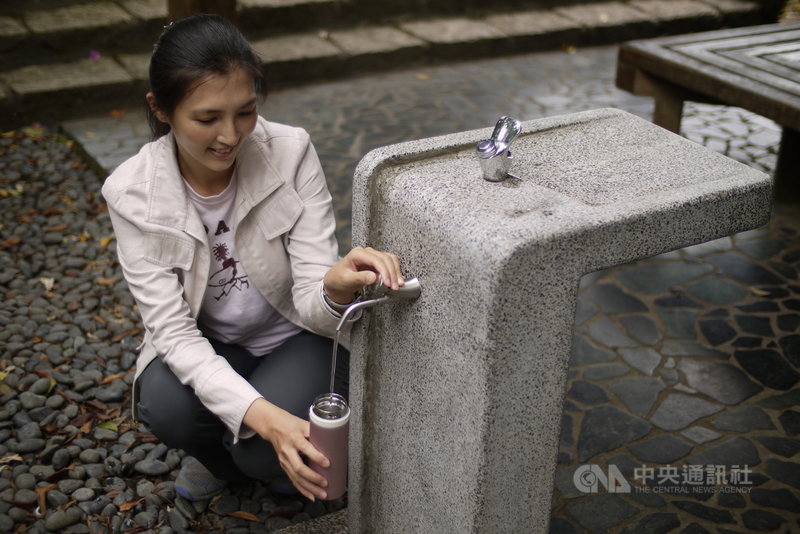 台北自來水事業處30日指出,配合中央流行疫情指揮中心調整防疫措施,12月1日重新開放直飲台共601座,包含捷運站內135座及公園等處,提醒民眾自備環保水壺,以利裝水飲用。(北水處提供)中央社記者劉建邦傳真 110年11月30日