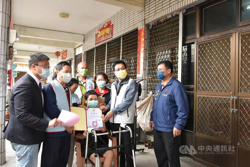 台中市陳姓國中生罹患骨肉癌,因家境貧困,醫療費成為負擔,大甲廣明宮廣澤尊王慈善會透過小額募款,捐贈新台幣16萬元,希望陳同學能夠戰勝病魔、渡過難關。中央社記者趙麗妍攝 110年11月30日