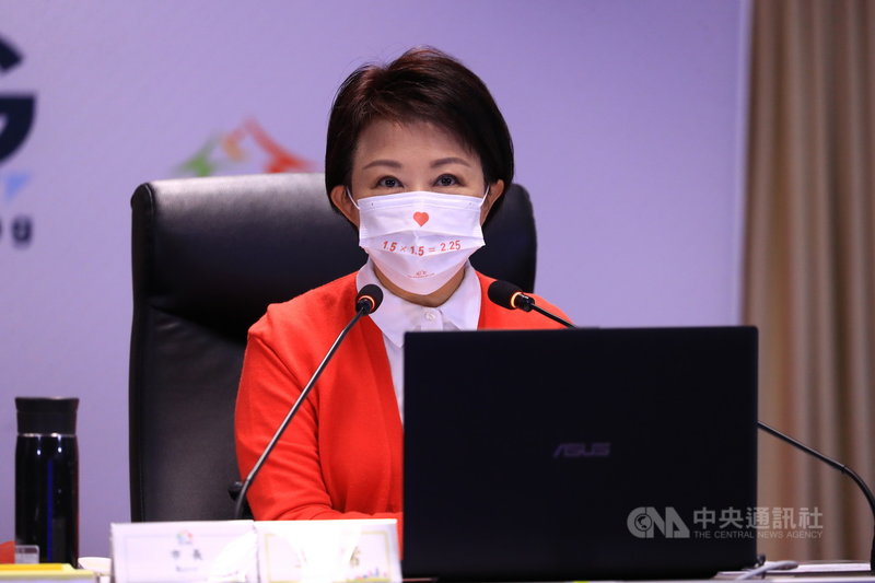 2021年即將結束,很多年輕人關心跨年晚會是否舉辦,台中市長盧秀燕30日在市政會議中表示,跨年晚會正籌備中,但因有Omicron變種病毒出現,已研擬「1準備、2應變」的規劃,若疫情嚴峻就將完全取消。中央社記者郝雪卿攝 110年11月30日
