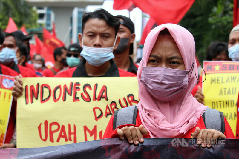 印尼决定2022年省级的最低工资平均调涨0.19%，全国各地连日有劳工上街，表达不满。图为劳工团体11月19日在印尼劳动部前的抗议。中央社记者石秀娟雅加达摄  110年11月30日