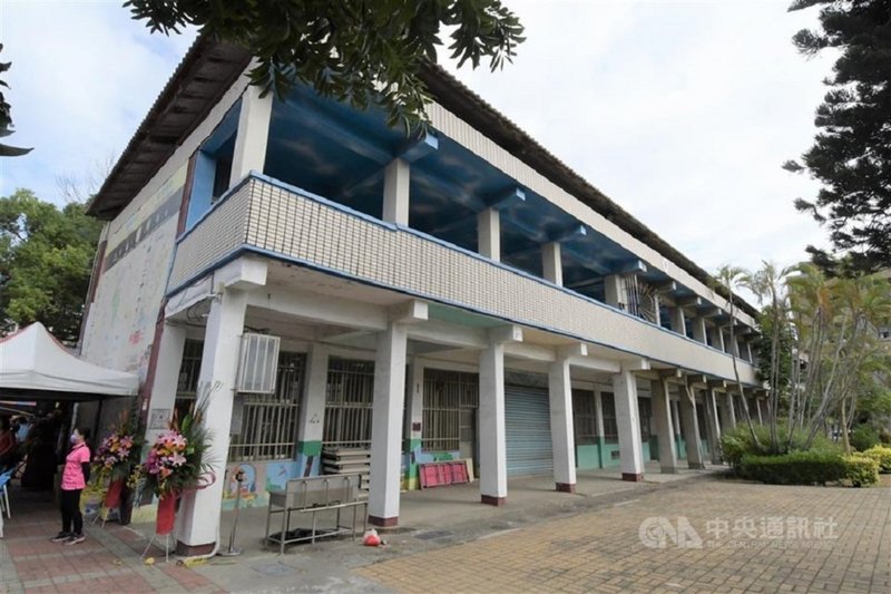 彰化縣新庄國小勤學樓使用逾50年,耐震評估有安全疑慮,經教育部補助,拆除重建工程30日動土。(彰化縣政府提供)中央社記者蕭博陽彰化縣傳真 110年11月30日