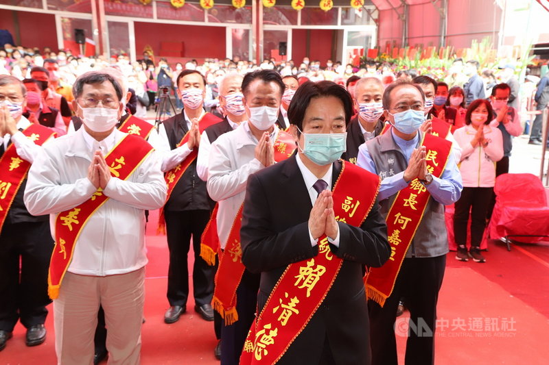 嘉義民雄大士爺廟30日舉辦古蹟整修後入火安座大典,副總統賴清德(前)出席,祈求台灣風調雨順。中央社記者蔡智明攝 110年11月30日