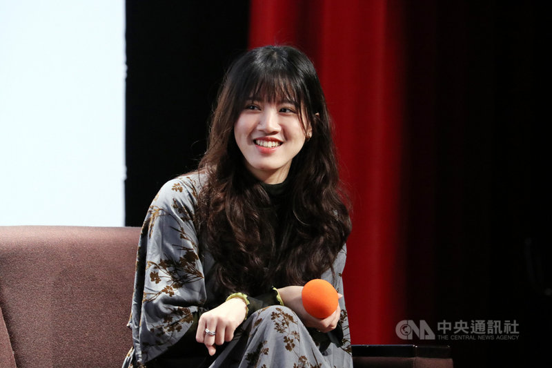 世新大學廣播電視電影系校友温晴29日帶著自編自導的大學畢業製作客語短片「窩卡」返回母校,與學弟妹分享從畢製到作品入圍今年3項電視金鐘獎的心路歷程。(世新提供)中央社記者許秩維傳真 110年11月30日