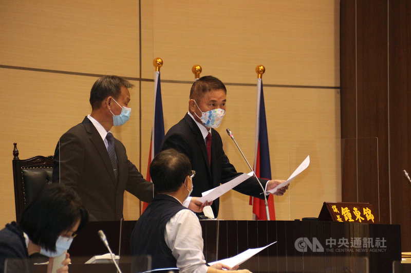 苗栗縣議會30日審查111年度苗栗縣總預算案,議長鍾東錦(後右)宣布完成三讀,歲出預算刪減後修正為新台幣215億6677萬3000元整。中央社記者管瑞平攝 110年11月30日