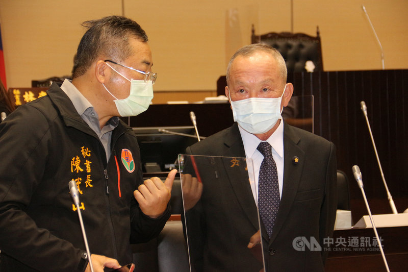 苗栗縣111年度總預算案30日經縣議會三讀通過,縣長徐耀昌(右)期許各局處發揮專業,把每一分錢花在刀口上,努力打造、建設幸福苗栗。中央社記者管瑞平攝 110年11月30日