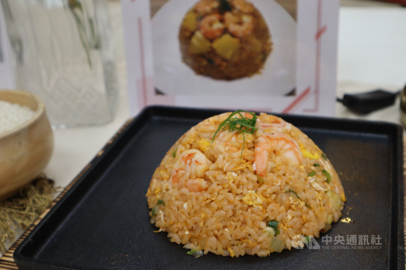 第3屆「台灣炒飯王」東區王30日出爐,宜花東料理高手在烹調經驗拿捏、創意等比拚下,經典組由茄汁蝦仁炒飯(圖)勝出,將代表東部參加全國大賽。中央社記者李先鳳攝 110年11月30日