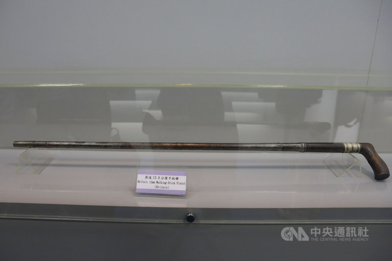 軍備局202廠兵器館,展出特工使用的英造12.0公厘手杖槍。中央社記者游凱翔攝 110年11月30日