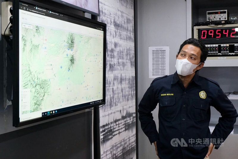 印尼地質災害技術研發中心主任阿古斯10月12日說,梅拉比火山的山上有15個觀測站,並裝設超過100個感測器,是印尼最完整的火山監測系統之一。 中央社記者石秀娟日惹攝 110年11月30日