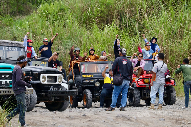 印尼梅拉比火山2010年大爆發後,興起觀光潮,外地旅客搭吉普車探訪火山遺跡。圖攝於10月13日。 中央社記者石秀娟日惹攝 110年11月30日