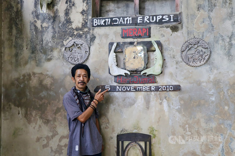 印尼梅拉比火山2010年大爆發,造成嚴重傷亡。災民蘇里揚托將被火山摧毀的家改建為博物館,時鐘的時間停留在火山第二次噴發的午夜。圖攝於10月13日。中央社記者石秀娟日惹攝 110年11月30日