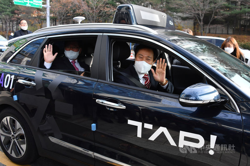 首爾市政府29日在上岩洞舉辦自駕車上路儀式,由市長吳世勳(前座者)作為首位乘客,從上岩洞S-Plex Center廣場坐車移動至約2.9公里外的國樂電視台。(首爾市政府提供)中央社 110年11月30日