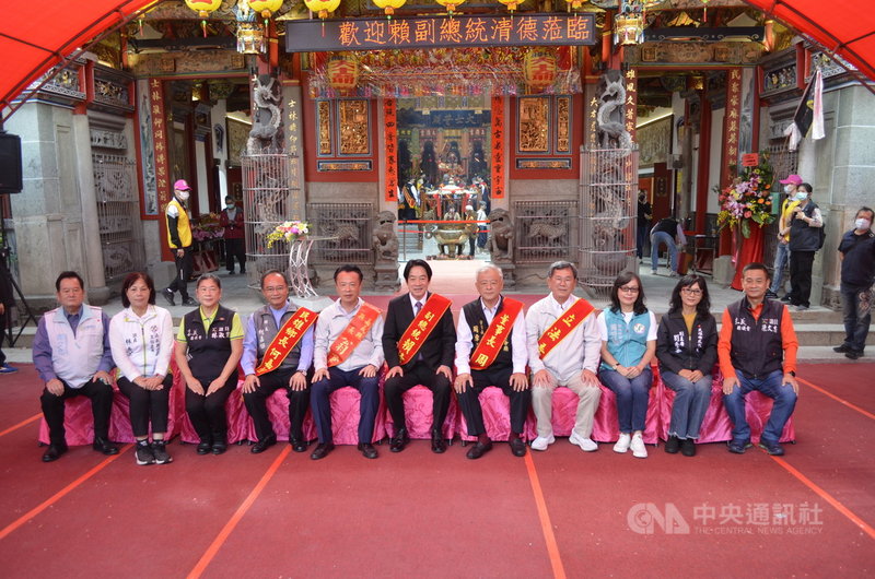 嘉義民雄大士爺廟30日舉辦古蹟整修後入火安座大典,副總統賴清德(中)、嘉義縣長翁章梁(左5)、民進黨立委陳明文(右4)等人出席並合影。中央社記者蔡智明攝 110年11月30日