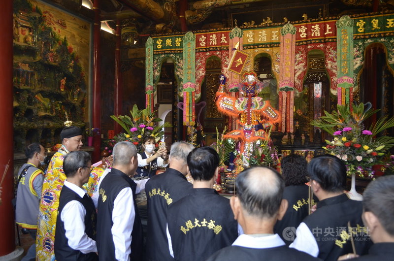 嘉義民雄大士爺廟30日舉辦古蹟整修後入火安座大典,廟方人員在道士引導下祭拜大士爺。中央社記者蔡智明攝 110年11月30日