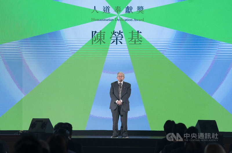 第11屆總統文化獎頒獎典禮30日舉行,在醫界有「安寧舵手」之稱的醫師陳榮基獲頒人道奉獻獎,陳榮基表示,這個獎項不是給他個人的,而是對台灣推動善生善終的肯定。(文化總會提供)中央社記者王寶兒傳真 110年11月30日