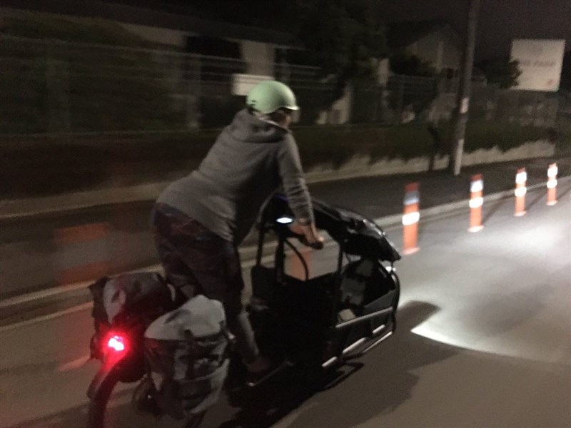 紐西蘭國會議員詹特28日清晨跨上自行車前往醫院,當時她已經開始出現宮縮,到醫院約1小時後就生下第2胎。(圖取自facebook.com/JulieAnneGenter)