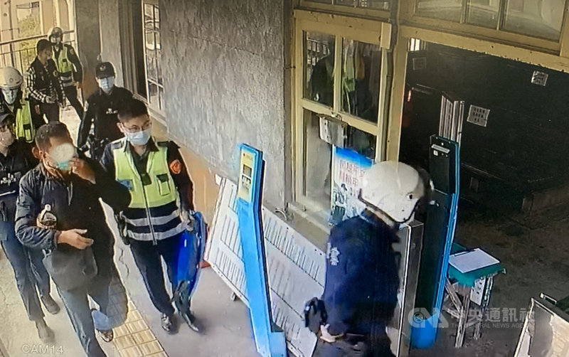 台鐵3167次列車30日上午10時許停靠嘉義南靖站時,有一名男性乘客在車廂內咆哮喊「要殺人」,車長立即前往處理,並通知鐵路警察局高雄分局嘉義派出所將人帶走。(鐵路警察提供)中央社記者蔡智明傳真 110年11月30日