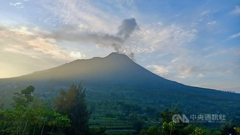 中爪哇的梅拉比火山是印尼最活躍的火山,去年底小規模噴發後,目前仍在次高級的警戒狀態,圖攝於11月。(地質災害技術研發中心提供)中央社記者石秀娟雅加達傳真 110年11月30日