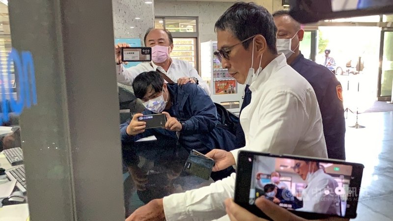 導演鈕承澤(前右)因性侵判刑4年定讞,聲請至花蓮服刑,30日上午到花蓮地檢署報到。身穿白襯衫的他向媒體表示,謝謝大家的關心。中央社記者張祈攝 110年11月30日