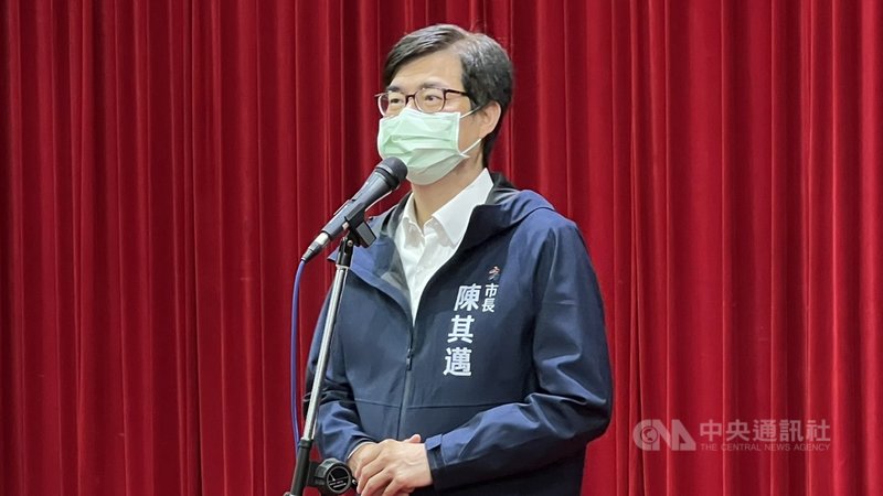 COVID-19(2019冠狀病毒疾病)新變異株Omicron來勢洶洶,高雄市長陳其邁30日表示,台灣社區安全,最大挑戰是境外,要做好邊境管制、居家檢疫,各縣市防疫旅館量能也要提升。中央社記者蔡孟妤攝 110年11月30日