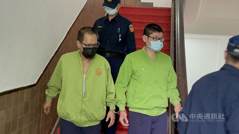 黃姓男子(前左)懷疑外籍妻子外遇在臥室裝針孔攝影機後,發現她與某男子視訊對話而持刀殺妻、自殘再自首。二審考量黃將房地移轉給子女彌補損害等,30日改判8年。圖為黃男聆判後還押。中央社記者劉世怡攝 110年11月30日
