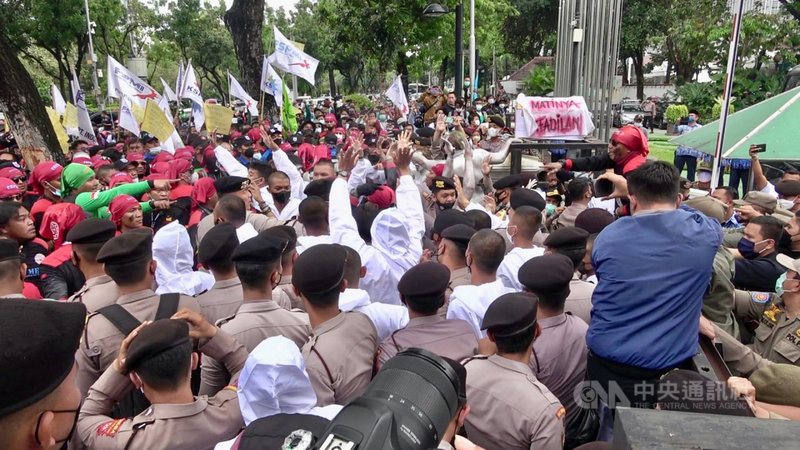 印尼雅加达省政府决定2022年每个月仅调薪约新台币71元，劳工团体29日在雅加达省政府前抗议，与警方发生推挤冲突。中央社记者石秀娟雅加达摄  110年11月30日