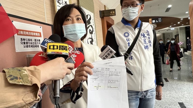 高雄市政府擴大招募正式清潔隊員,但國民黨高市議員陳麗娜(左)指出,環保局改自辦招考,報名費卻照收10%利潤及5%營業稅,還有不合理加分制。中央社記者蔡孟妤攝 110年11月30日