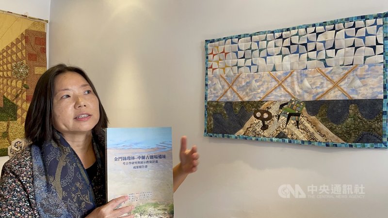 拼布達人謝靜琪(圖)作品「遙想中蘭古鹽場」,以茶燻的蕾絲縫製成海浪,營造舊時間感,而中間的鹽田浮在倒映的海霞上,加上一把椅子,思古幽情躍然眼前。中央社記者黃慧敏攝 110年11月30日