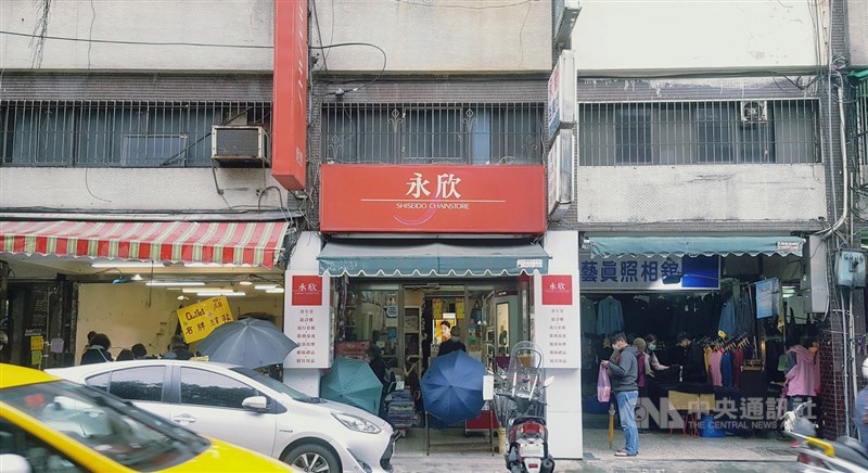 鏡週刊報導,民進黨立委高嘉瑜傳遭男友施暴。高嘉瑜父母在基隆市開設的百貨行,30日一如往常開業。中央社記者王朝鈺攝 110年11月30日