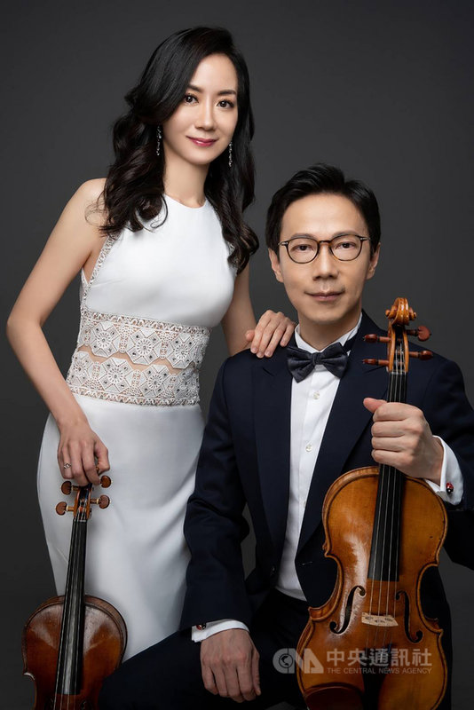 小提琴家余道昌(右)與盧佳君(左)夫妻檔組成小提琴二重奏,2人將舉行Tango for Two-迷琴雙人舞音樂會,透過2把小提琴如同跳探戈般互相競技、搭配或相襯,展現小提琴音樂的迷人風采。(白鷺鷥文教基金會提供)中央社記者趙靜瑜傳真 110年11月30日