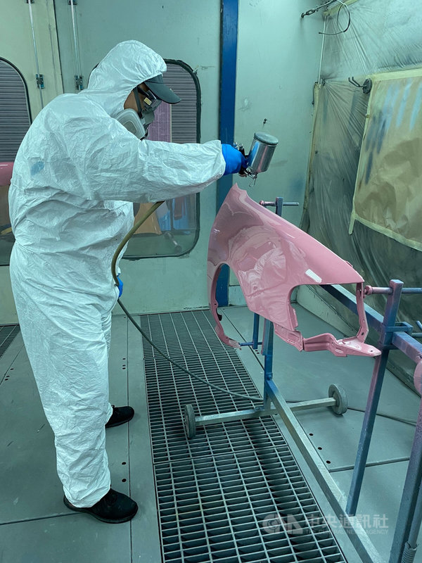 花蓮高工汽車科學生徐士凱認真練習,拿下工科技藝競賽汽車噴漆金手獎第1名。(國立花蓮高工提供)中央社記者張祈傳真 110年11月30日