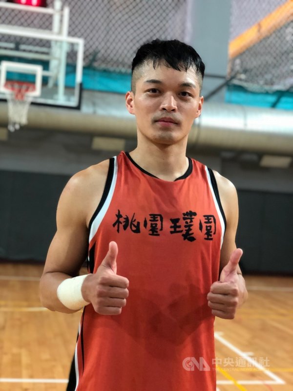 看著台灣籃壇有3聯盟、17支球隊,讓有「北大戰神」之稱的李効輯重新燃起籃球魂,決定放棄工作,加入超級籃球聯賽(SBL)桃園璞園建築,他30日說,很開心能美夢成真。中央社記者黃巧雯攝 110年11月30日