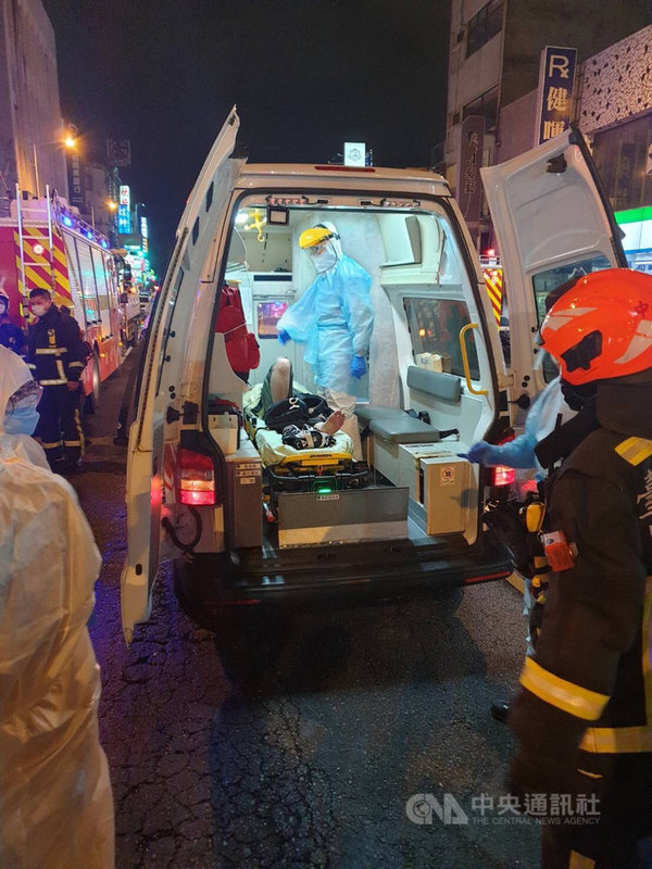 台中市一家防疫旅館30日晚間發生火警,消防局獲報到場搶救,經撲滅火勢後,將房內嗆傷的盧姓男子送醫,起火原因待調查釐清。(台中市消防局提供)中央社記者蘇木春傳真 110年11月30日