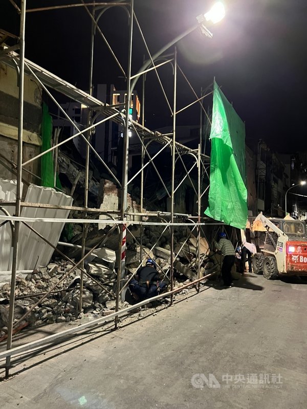高雄市新興區今日戲院工地施工鷹架30日晚間因側風較大而倒塌,幸無人傷亡。警方已到場拉起封鎖線,市府工務局除勒令停工,裁罰營造廠新台幣9萬元罰鍰。(高市工務局提供)中央社記者洪學廣傳真 110年11月30日