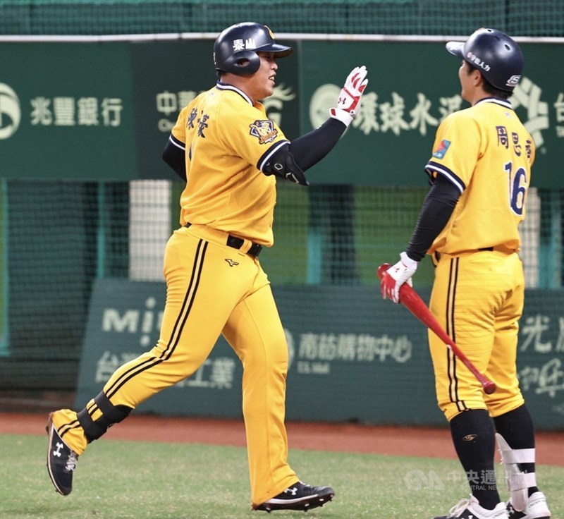中華職棒總冠軍賽中信兄弟隊與統一獅隊爭霸,第3戰30日在高雄澄清湖棒球場進行,7局上中信兄弟陳子豪(左)轟出3分砲,與隊友擊掌致意。中央社記者董俊志攝 110年11月30日