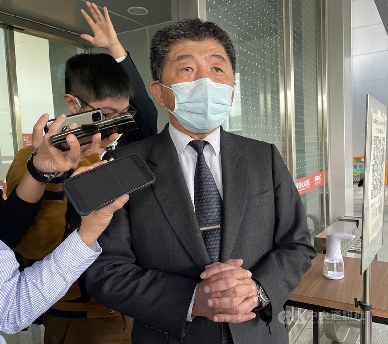 鏡週刊報導,民進黨立委高嘉瑜遭男友施暴,引發各界關注。衛福部長陳時中(前)30日接受媒體聯訪時重申對暴力零容忍,同時要以同理心處理相關事宜。中央社記者江慧珺攝 110年11月30日