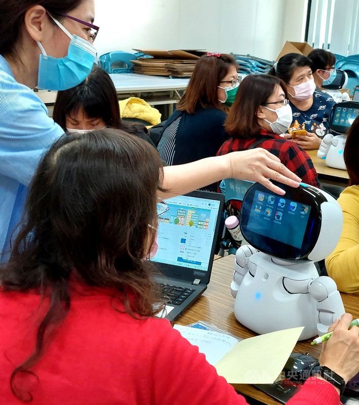 新竹縣政府推動AI智慧城鄉幼兒應用整合計畫,透過AI教育機器人「凱比同學」,輔佐孩子學習,打造數位共享的環境,奠定孩子科技學習力。(新竹縣政府提供)中央社記者郭宣彣傳真 110年11月30日