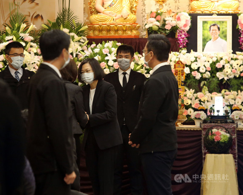 前駐泰代表李應元罹癌病逝,家屬30日在台北市立第二殯儀館舉辦告別式,總統蔡英文(中)親赴告別式現場,並慰問家屬。中央社記者郭日曉攝 110年11月30日