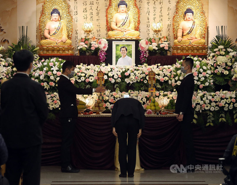 前駐泰代表李應元罹癌病逝,家屬30日在台北市立第二殯儀館舉辦告別式,總統蔡英文(中)到場頒發褒揚令,獻花並三鞠躬致意。中央社記者郭日曉攝 110年11月30日