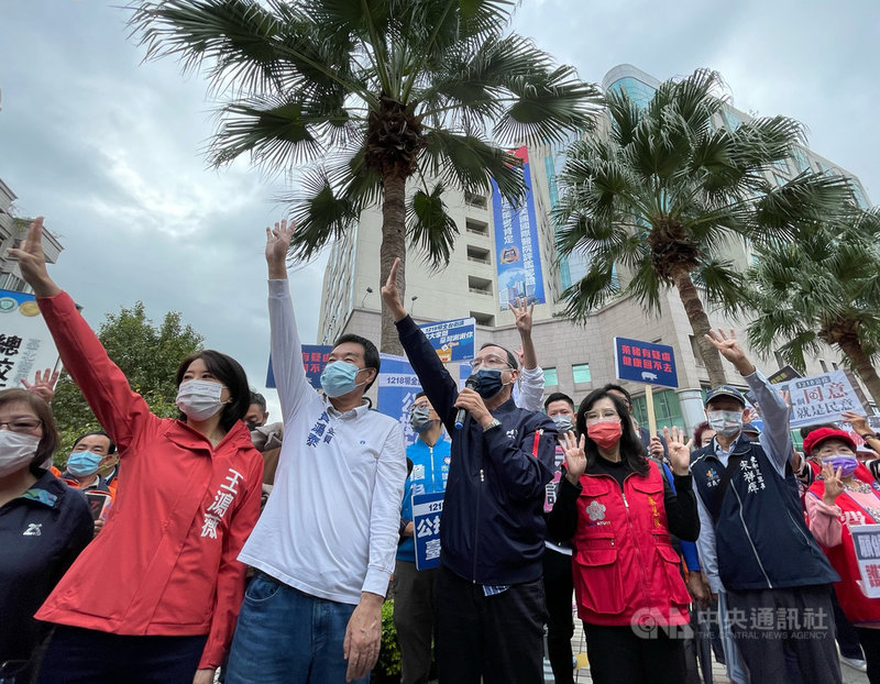 4大公投將於12月18日投票,國民黨主席朱立倫(前左4)30日上午率黨籍立委費鴻泰(前左3)、文傳會副主委王鴻薇(前左2)等人在台北街頭宣講公投理念,呼籲「4個都同意,台灣更美麗」。中央社記者王飛華攝 110年11月30日